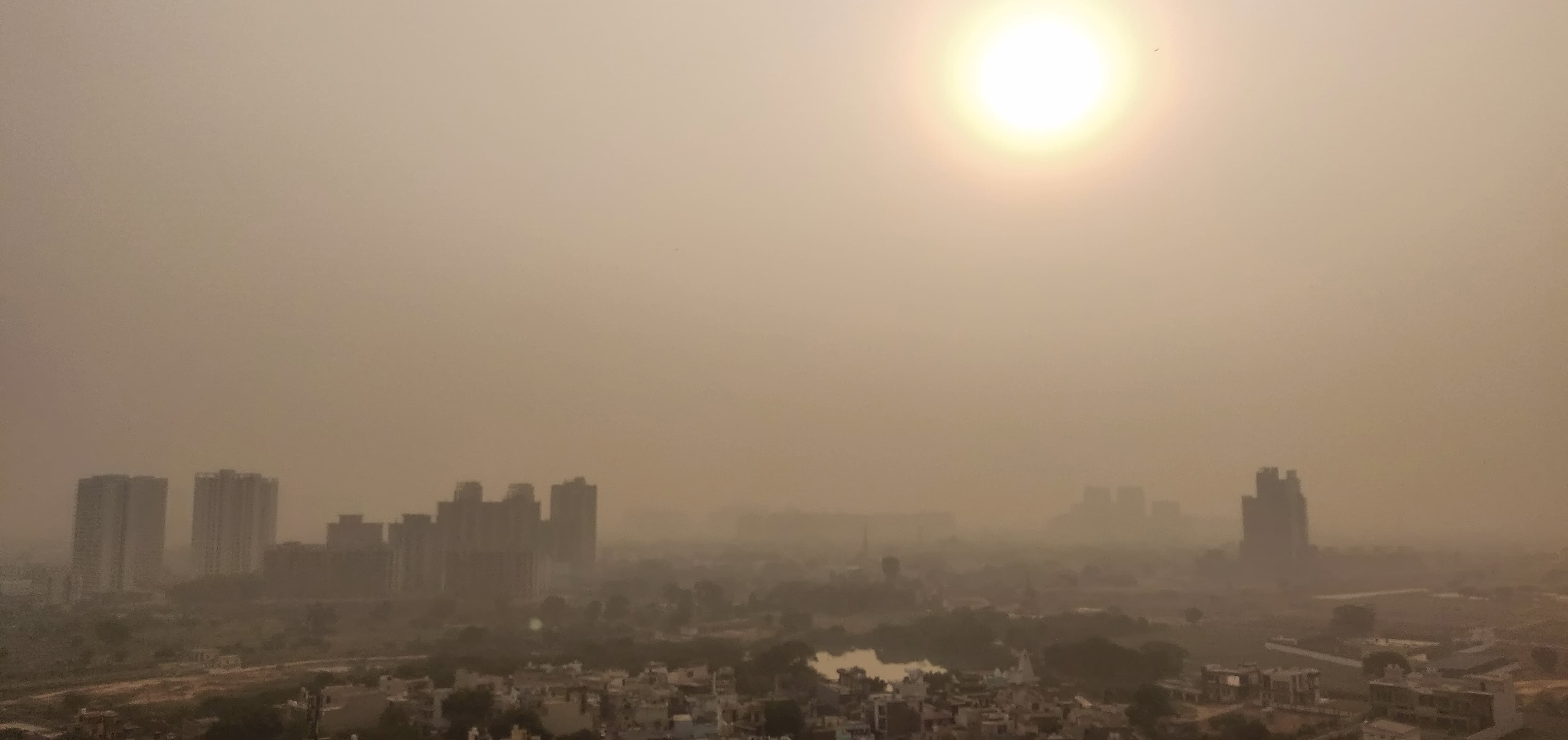 Smog over New Delhi - Construction on Hold